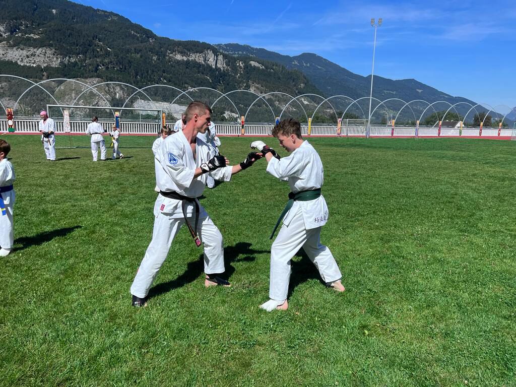 Kinder beim Karatetraining